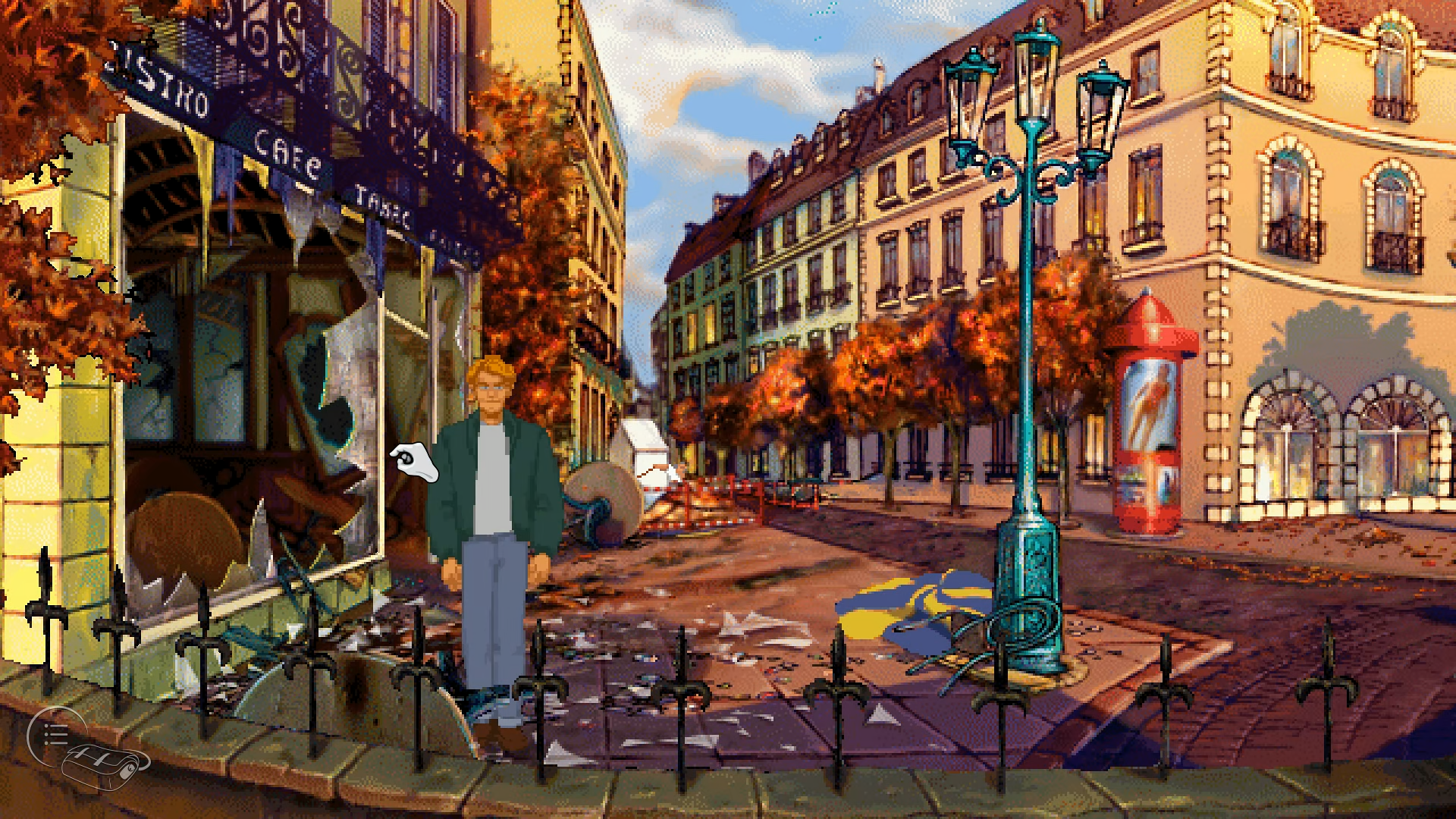 Niedrig aufgelöster Screenshot aus Baphomets Fluch Reforged: Eine handgezeichnete Straßenszene in Paris mit herbstlichen Bäumen, alten Häuserfassaden und einem zerstörten Café im Vordergrund. Der Protagonist George Stobbart steht vor zerbrochenen Fenstern und Trümmern. Die Grafik wirkt pixelig und zeigt die ursprünglichen, detailreichen 2D-Hintergründe des klassischen Adventures.