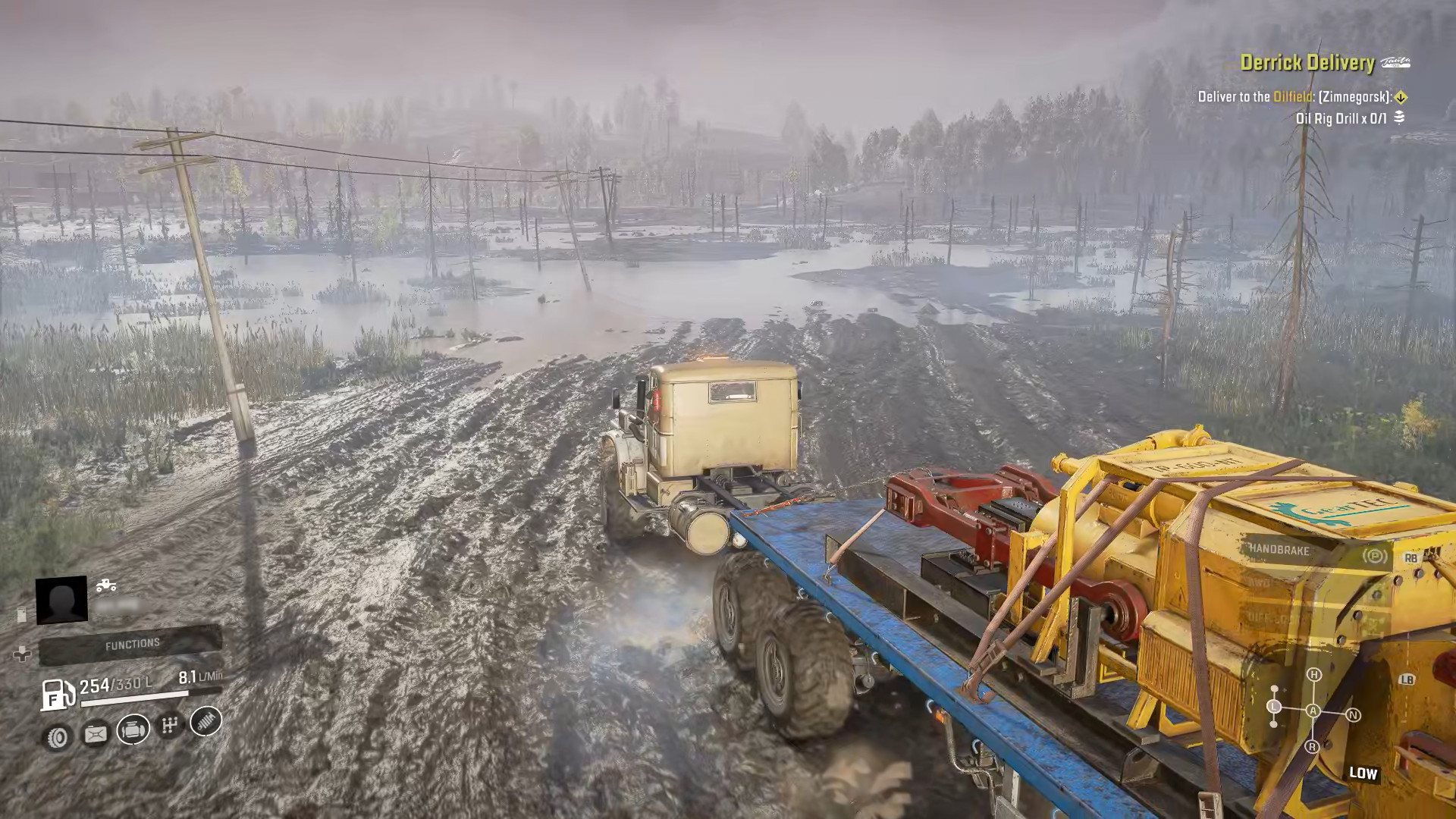 Ein Screenshot aus SnowRunner: Im vordergrund eine Zugmaschine mit einem Schwerlastanhänger, die offenbar gerade in eine nebelige Sumpflandschaft hinein fährt. Im Mittelgrund abgestorbene Bäume und halb umgekippte Strommasten. Der hintergrund verschwindet im Nebel.